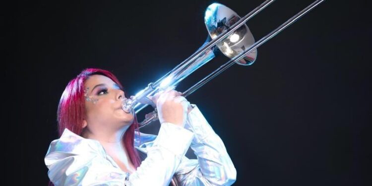 MARÍA BALVINA IRRUMPE EN LA ESCENA MUSICAL CON SU NUEVO SENCILLO “ÁMATE”, UNA FUSIÓN DE SALSA Y ELECTRÓNICA