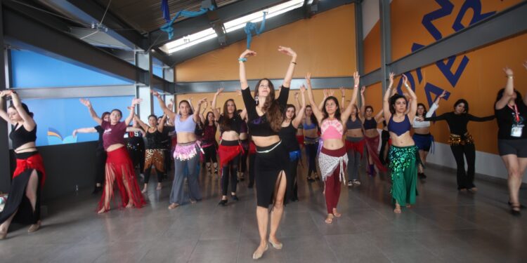  CDMX experimenta la magia del bellydance en el festival Un Pedacito de Mundo