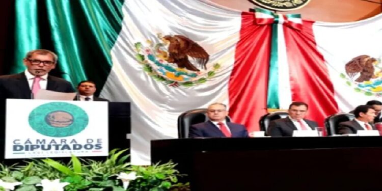 Edgar Amador Zamora comparece ante diputados; presenta proyecto en Hacienda