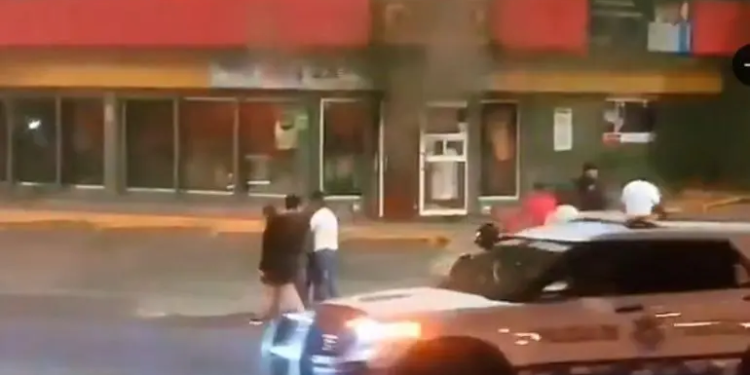 Asesinan a dos policías municipales e incendian tienda de conveniencia en Puebla