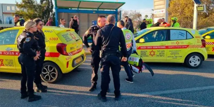 Palestino arrolla a multitud en parada de autobús en Israel, suman 10 heridos