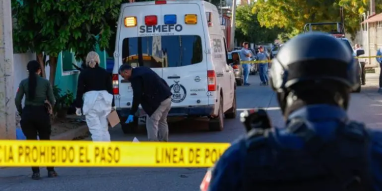 Grupos armados atacan e incendian viviendas en Culiacán; hay un muerto