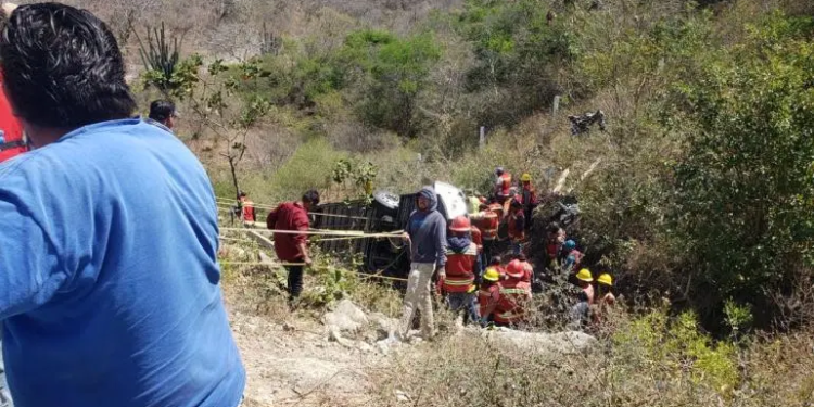 Al menos 11 muertos tras volcadura de autobús en autopista Mitla-Tehuantepec