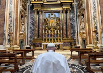 Vía Crucis, el Papa: En un mundo de algoritmos, la economía de Dios no descarta