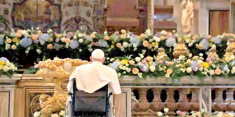 Francisco invita a compartir esperanza de Pascua; con quienes caminan en la oscuridad