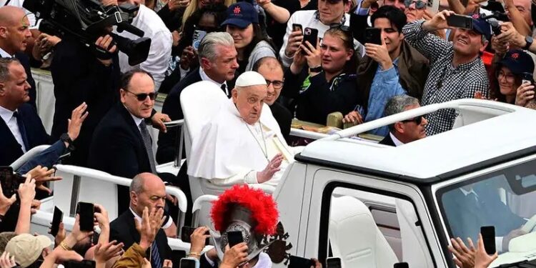 Papa Francisco reaparece para el Urbi et Orbi y saluda desde el papamóvil