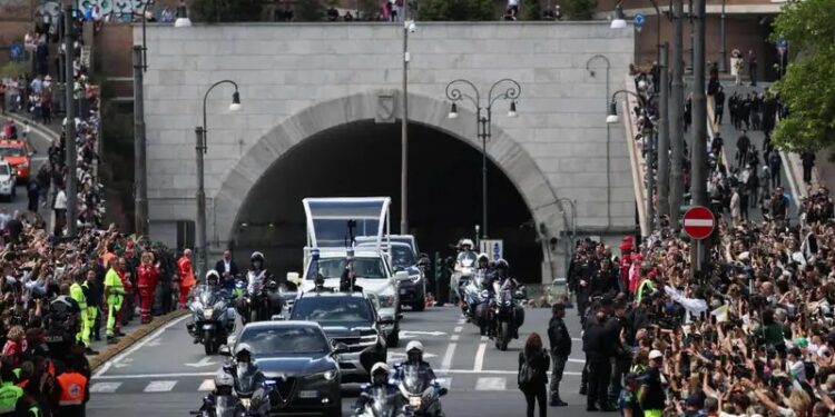 Más de 250 mil personas acudieron a la misa funeral del papa Francisco, confirma el Vaticano