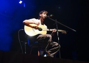 JAVI ROBLES DEJA HUELLA EN MÉXICO CON SU MÚSICA INDIE-FOLK: UNA GIRA ENTRE LA INTIMIDAD Y LA OVACIÓN