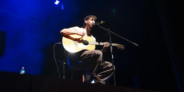 JAVI ROBLES DEJA HUELLA EN MÉXICO CON SU MÚSICA INDIE-FOLK: UNA GIRA ENTRE LA INTIMIDAD Y LA OVACIÓN