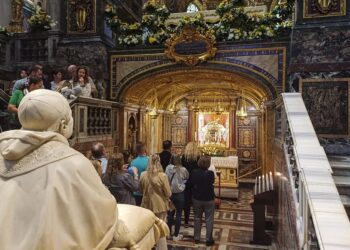 Así será la tumba en la que será enterrado el papa Francisco: una simple losa de mármol en el suelo