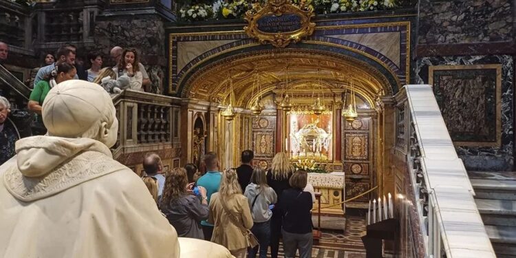 Así será la tumba en la que será enterrado el papa Francisco: una simple losa de mármol en el suelo