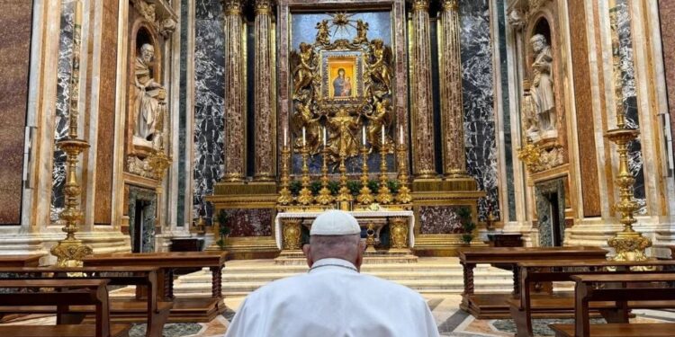 El papa Francisco quiere dar la bendición de inicio de Pascua, aunque no oficiará la misa del Domingo de Resurrección, informa el Vaticano