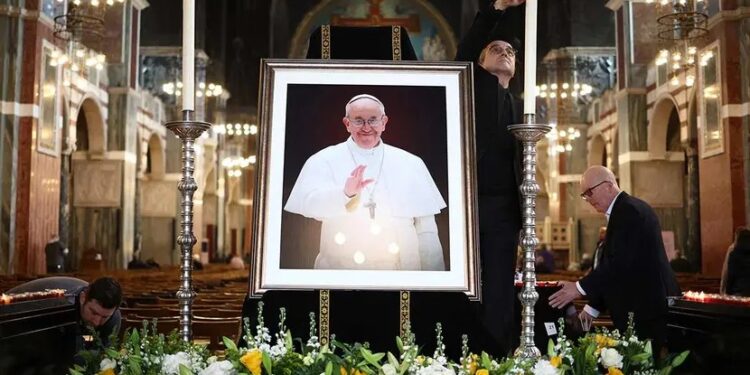 Papa Francisco | Estupor y devoción en la plaza de San Pedro tras anunciar su muerte