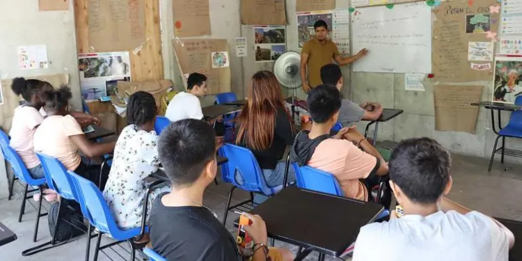 Maestros imparten clases a niños migrantes varados en Tapachula