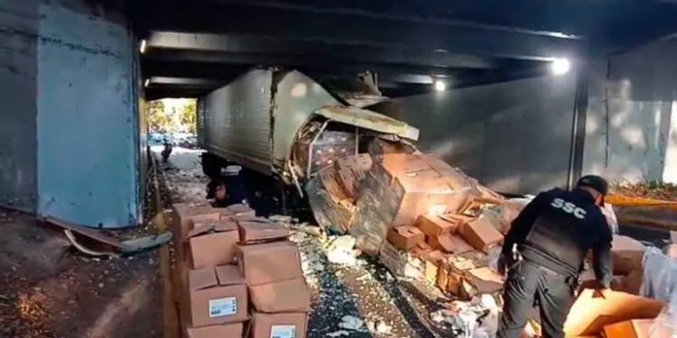 Se atora tráiler en bajo puente de Viaducto Río Becerra