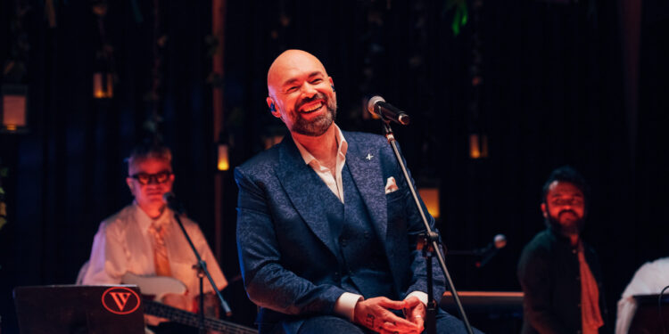 SANTIAGO CRUZ ESTRENA “TODOS TENEMOS CICATRICES”, UNA CANCIÓN INÉDITA QUE HABLA DE LA ACEPTACIÓN, LA FRAGILIDAD Y LA RECONSTRUCCIÓN EMOCIONAL