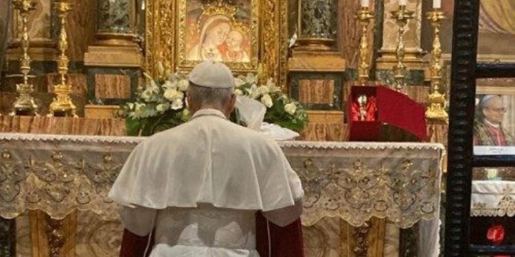 Papa León XIV visita la tumba de Francisco en basílica de Roma