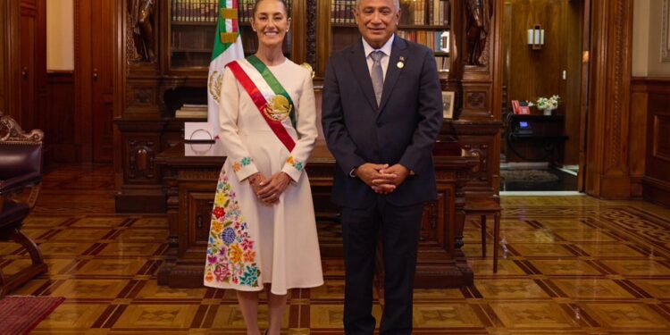 Claudia Sheinbaum dialoga con el primer ministro de Belice, John Briceño