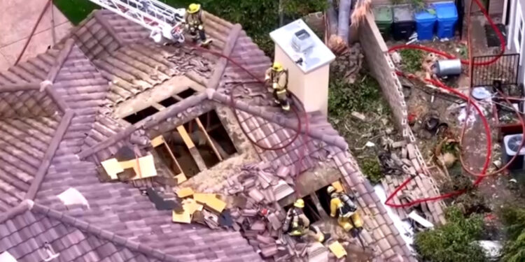 Cae avioneta en pleno barrio residencial de California y queda grabado