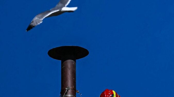 Colocan en la Capilla Sixtina la chimenea de la fumata para el cónclave
