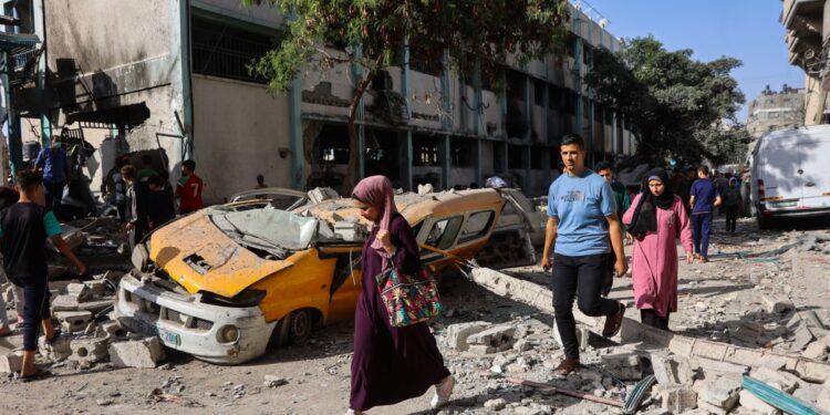 Reportan más de 50 muertos en Gaza tras bombardeos de Israel a escuela y otras zonas