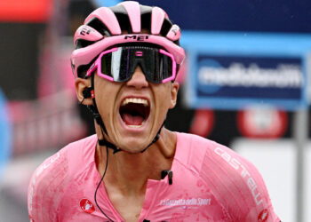 Isaac del Toro celebra con su mamá el triunfo histórico en el Giro de Italia 2025: emotivo video