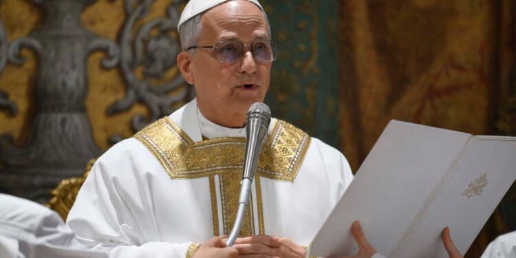 Ante cardenales, en la Capilla Sixtina, celebra León XIV su primera misa como Papa