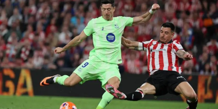 Lewandowski firma doblete en victoria del Barcelona en San Mamés