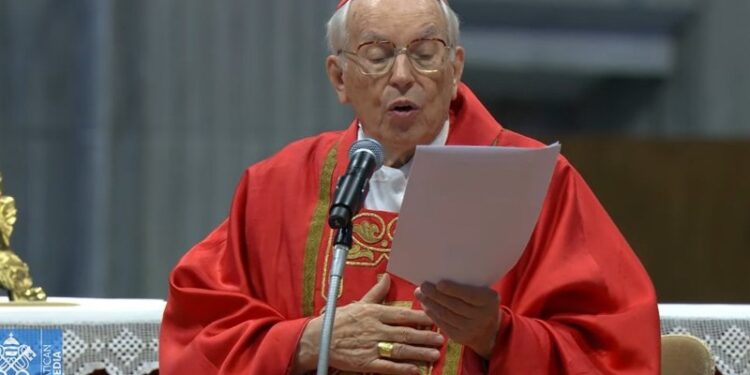 Cardenal Giovanni Battista Re llama a mantener la unidad de la Iglesia en misa previa al cónclave