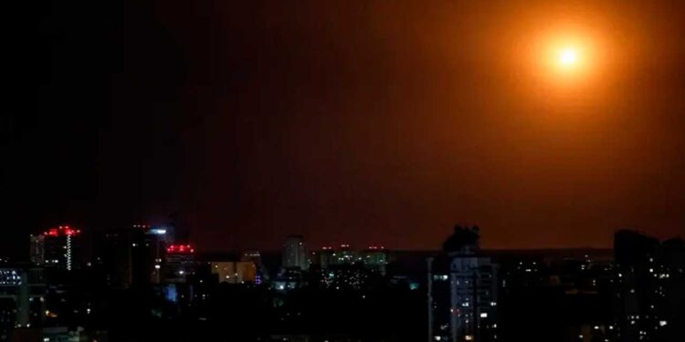 ¡Irán contraataca! Lanza misiles contra bases de EU en Qatar e Irak