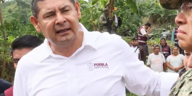 Gobernador de Puebla atiende emergencia tras desbordamiento del río Pantepec