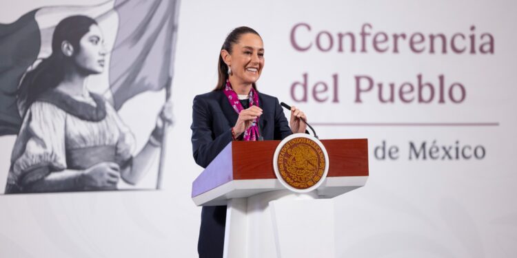 Sheinbaum firma decretos para mejorar movilidad docente y garantizar pensiones dignas