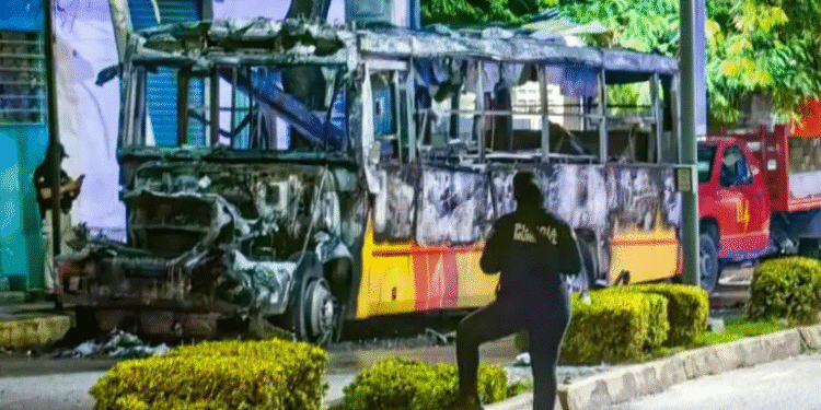 Hallan cinco cuerpos calcinados en autobús incendiado en Acapulco