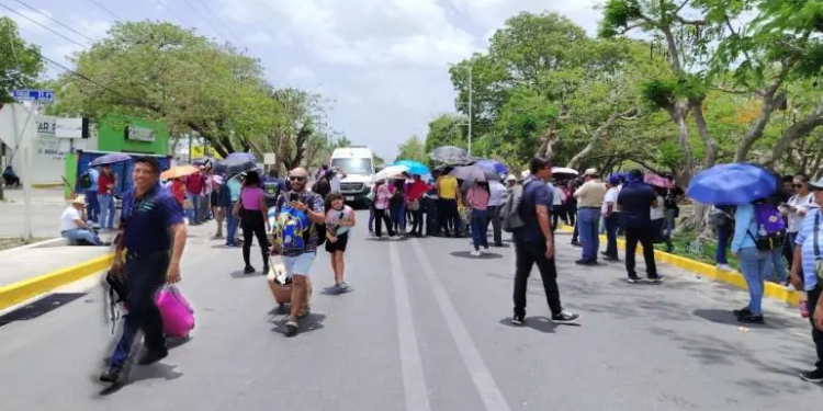 CNTE bloquea accesos al Aeropuerto Internacional de Mérida
