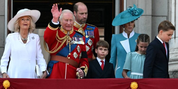 Desfile de cumpleaños de Carlos III rinde homenaje a víctimas de accidente de avión en India