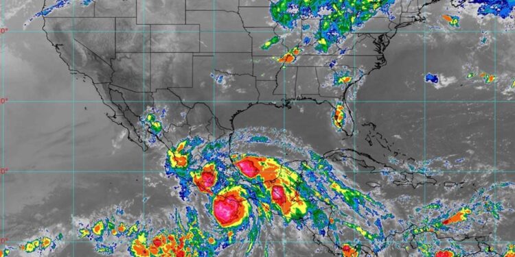 Huracán Erick baja a categoría 1 pero mantiene lluvias torrenciales en Guerrero y Oaxaca