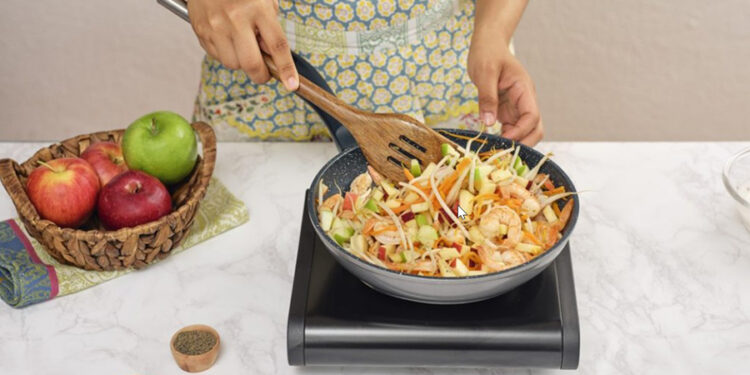 Fideos chinos con manzana: una receta fresca para conquistar el verano