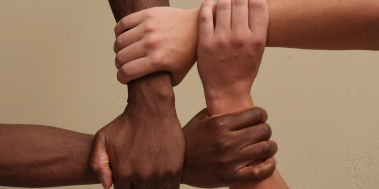 Del rechazo al entendimiento: el 53% de las juventudes LGBTQ+ sufre discriminación en sus hogares