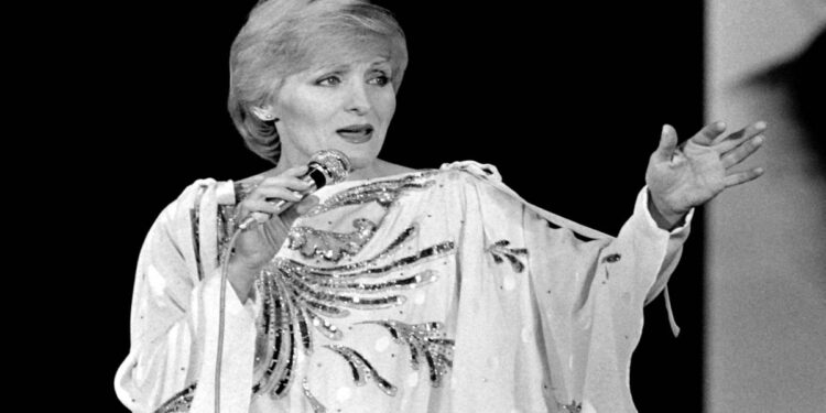 Muere Nicole Croisille famosa cantante y actriz a los 88 años