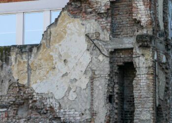 Susto en la colonia Roma: se desploma estructura de edificio antiguo