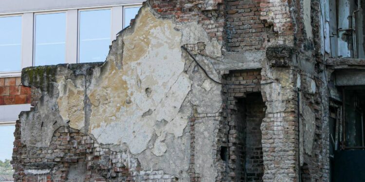Susto en la colonia Roma: se desploma estructura de edificio antiguo