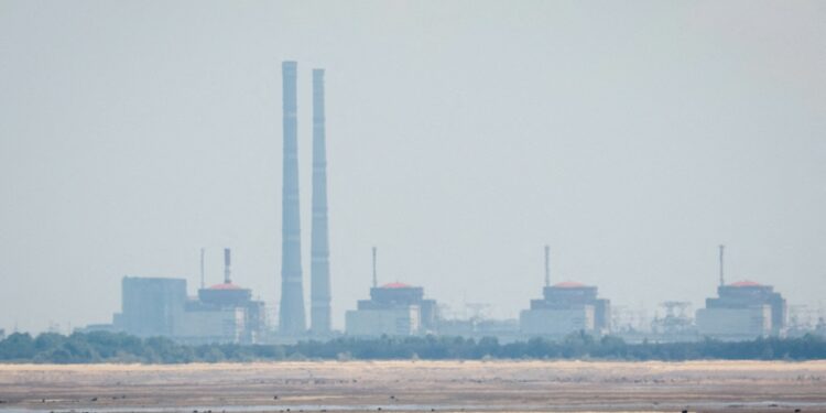 Rusia presume bombardeo a base aérea en Ucrania, pero denuncia ataque contra central nuclear