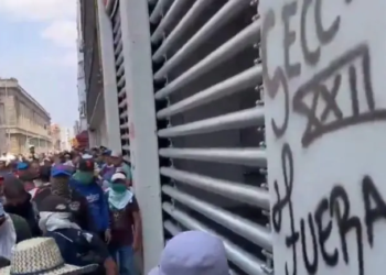 Presuntos profesores de la CETEG irrumpen en sede del SNTE y queman objetos