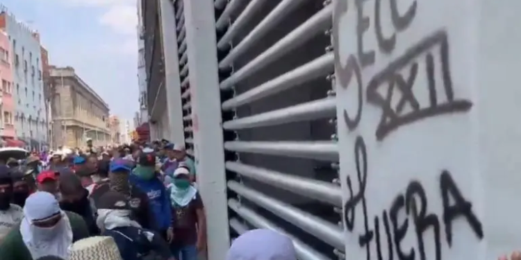 Presuntos profesores de la CETEG irrumpen en sede del SNTE y queman objetos