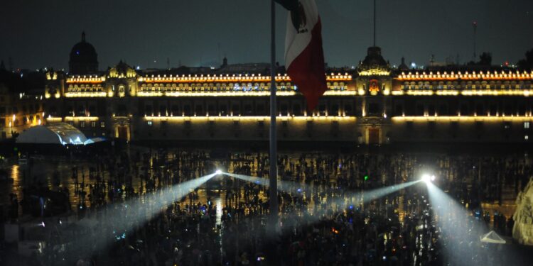 “Memoria Luminosa. México Tenochtitlan” transforma el Zócalo en un viaje audiovisual por 700 años de historia.