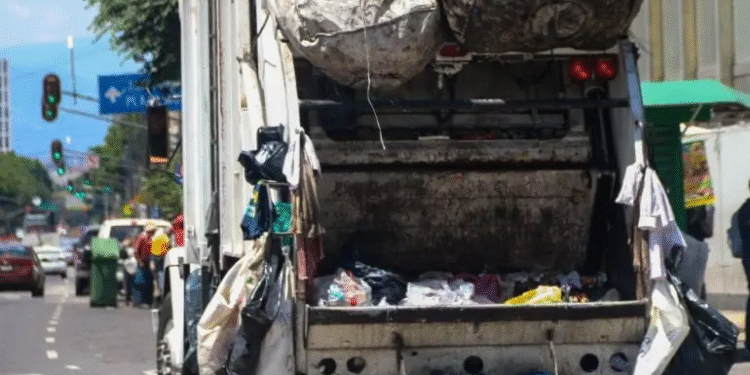 Trabajadores de limpia protestan por irregularidades en plazas por defunción