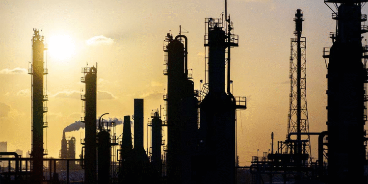 Reservas de petróleo en EE. UU. suben 7.7 millones de barriles