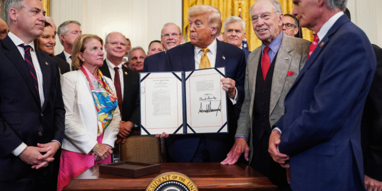 Trump firma ley contra fentanilo y lanza mensaje a cárteles