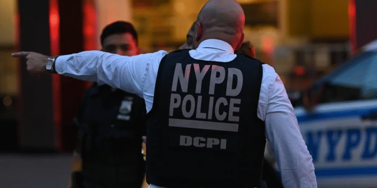 Al menos cuatro muertos, entre ellos un policía, en un tiroteo en Nueva York