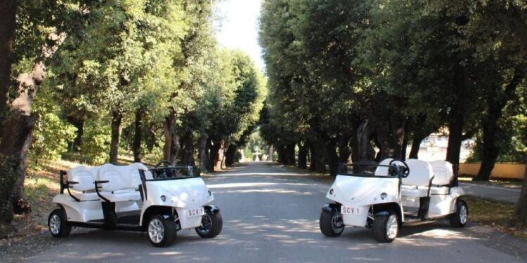 Obsequian al papa León XIV dos vehículos eléctricos que pueden transportarse en avión para usar en sus giras